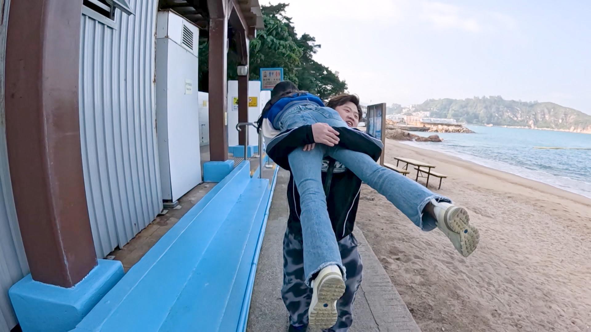 肥仔以不同方式抱Hailey。非常輕鬆。