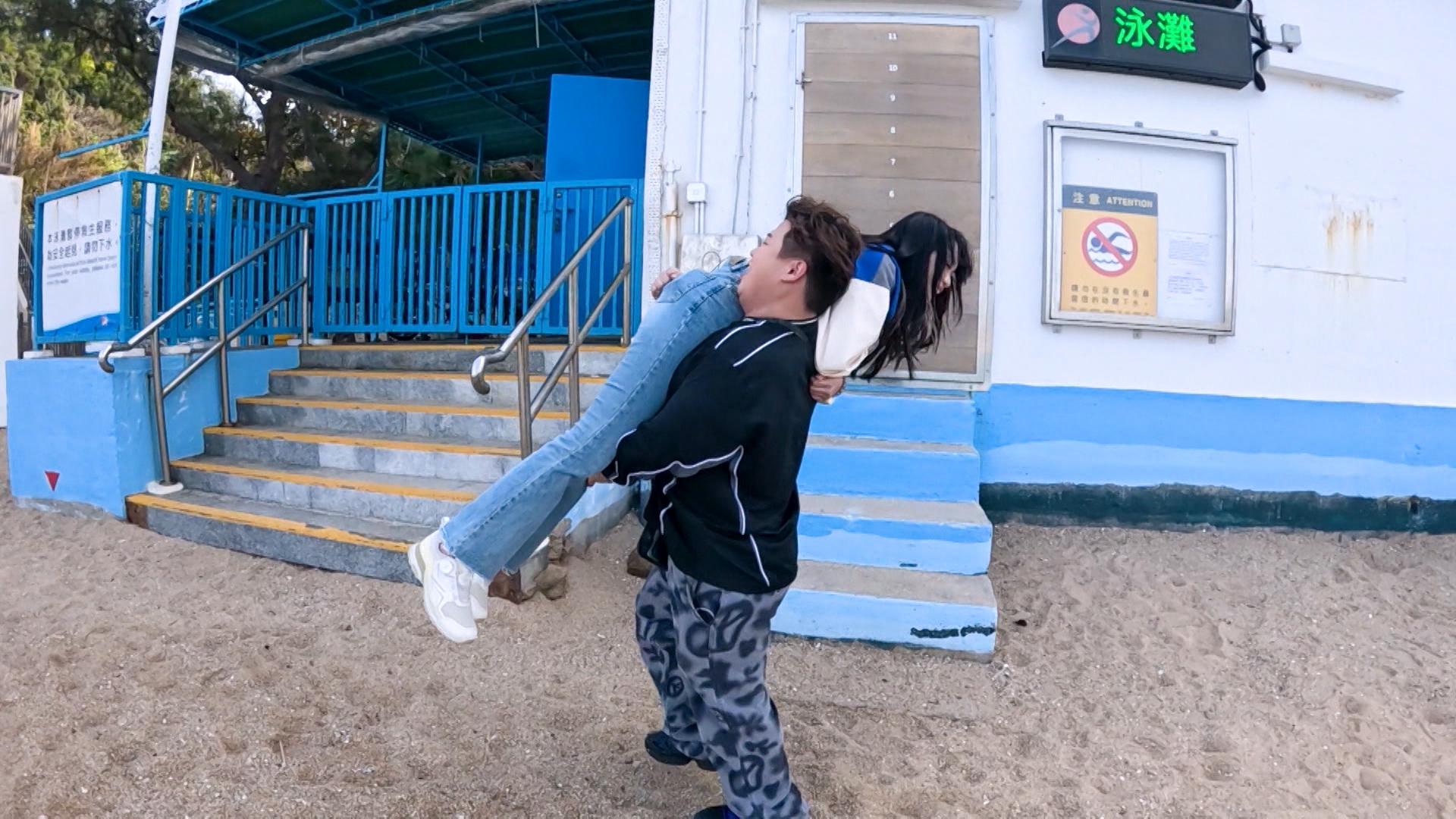 肥仔以不同方式抱Hailey。非常輕鬆。