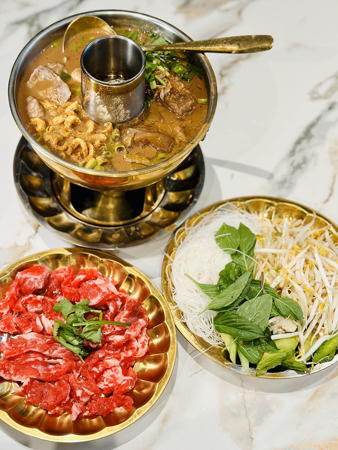 「泰式牛肉火鍋」湯底用由泰國直飛香港的船麵湯頭