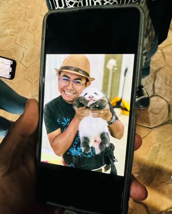 Akmal表示:「暖暖大公主是他捧在手心長大的寶貝」,他還分享與暖暖的私人照片。(微博)