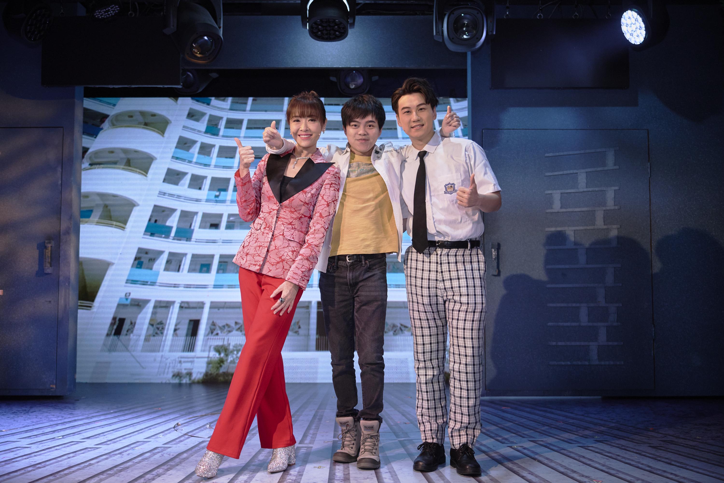 向海嵐與《我們的青春日誌》主創陳恩頭和男主角的譚永浩。