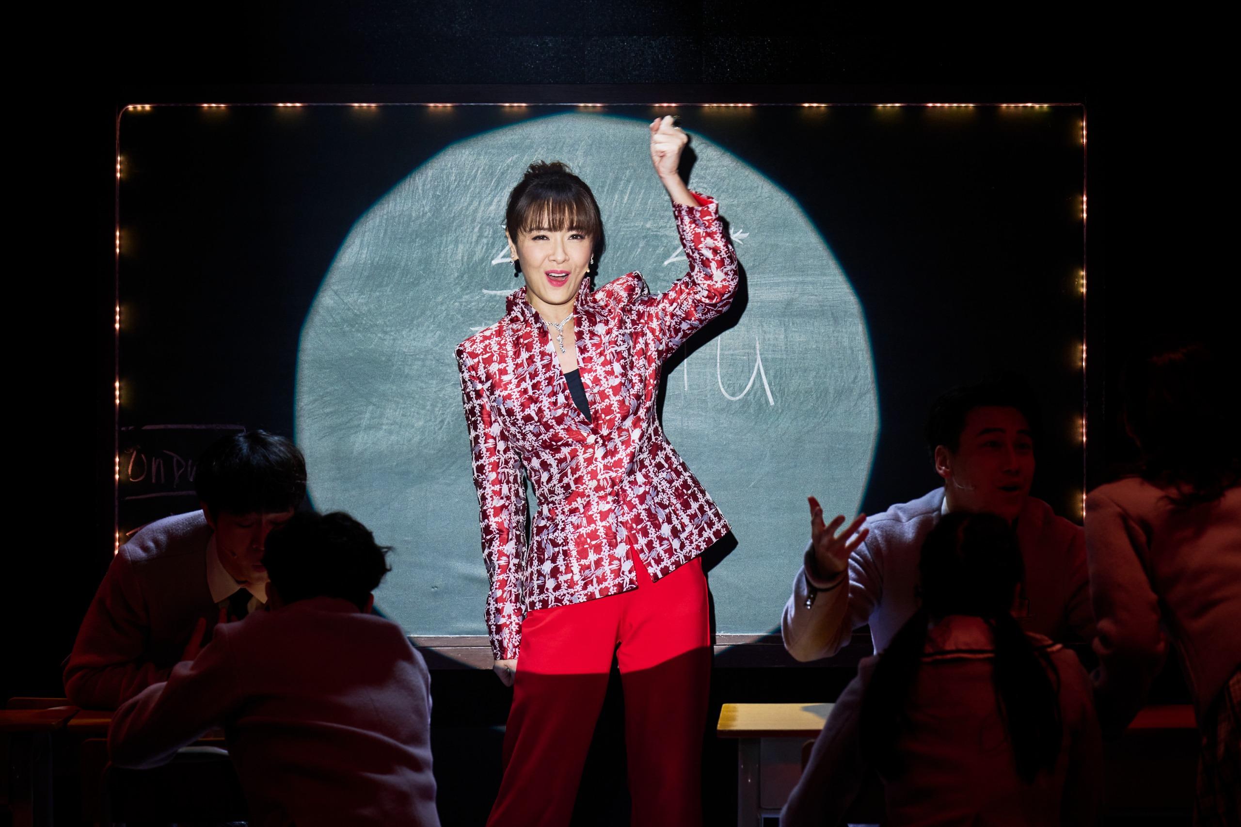 向海嵐在《我們的青春日誌》載歌載舞演魔鬼校長。