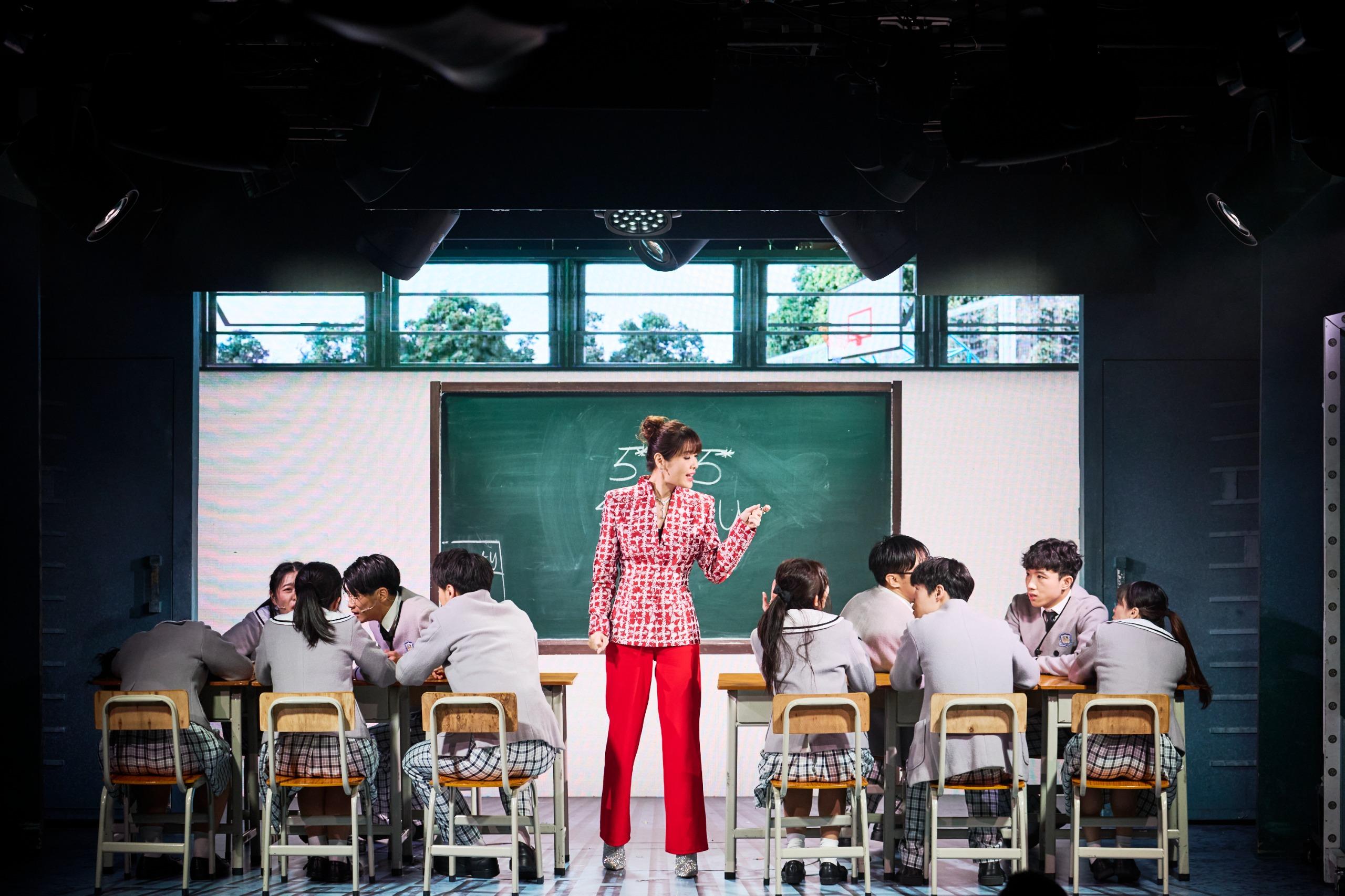 向海嵐在《我們的青春日誌》載歌載舞演魔鬼校長。