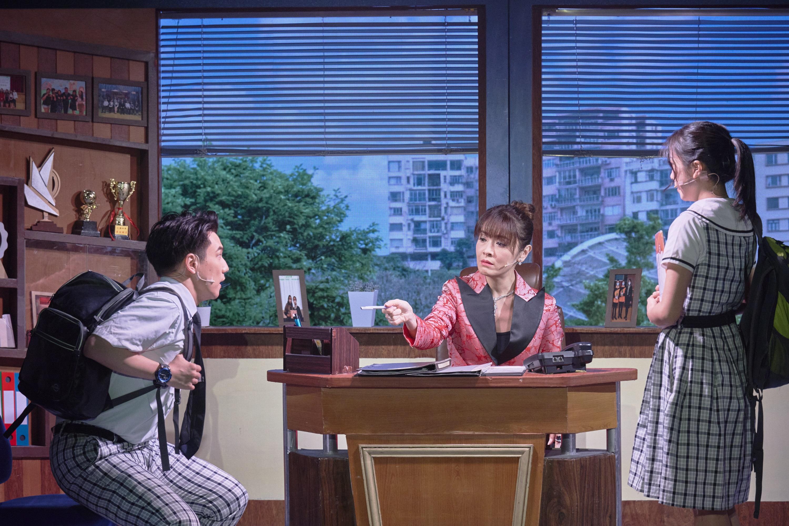 向海嵐在《我們的青春日誌》載歌載舞演魔鬼校長。