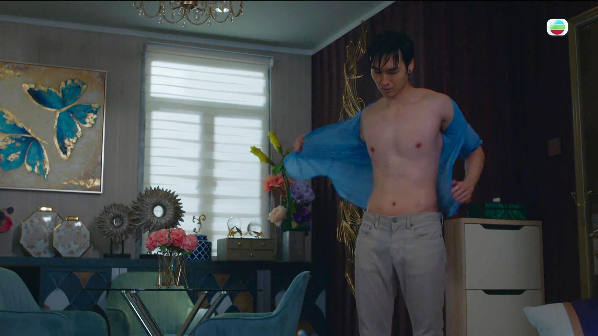 吳子冲再度剝衫晒爆肌搶Fo。