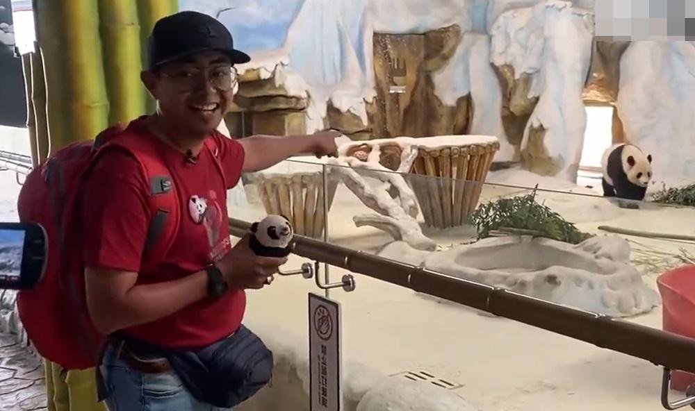 Akmal表示:「暖暖大公主是他捧在手心長大的寶貝」,他還分享與暖暖的私人照片。(微博)