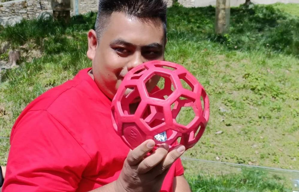 Saifullah還帶了升誼小時候最喜歡的球來。(微博)