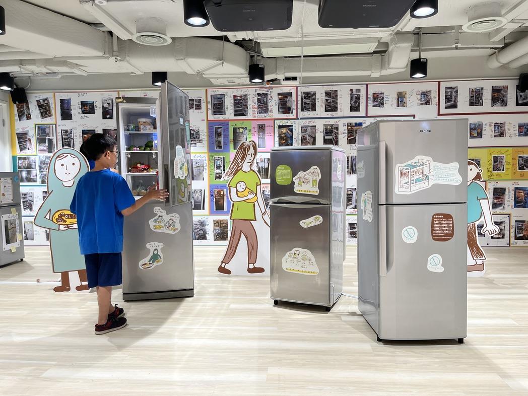 工作坊讓參觀者打開各家各戶的雪櫃,從放置的物品猜出雪櫃的主人,解讀當中的意義。(陳詠琳攝)工作坊讓參觀者打開各家各戶的雪櫃,從放置的物品猜出雪櫃的主人,解讀當中的意義。(陳詠琳攝)