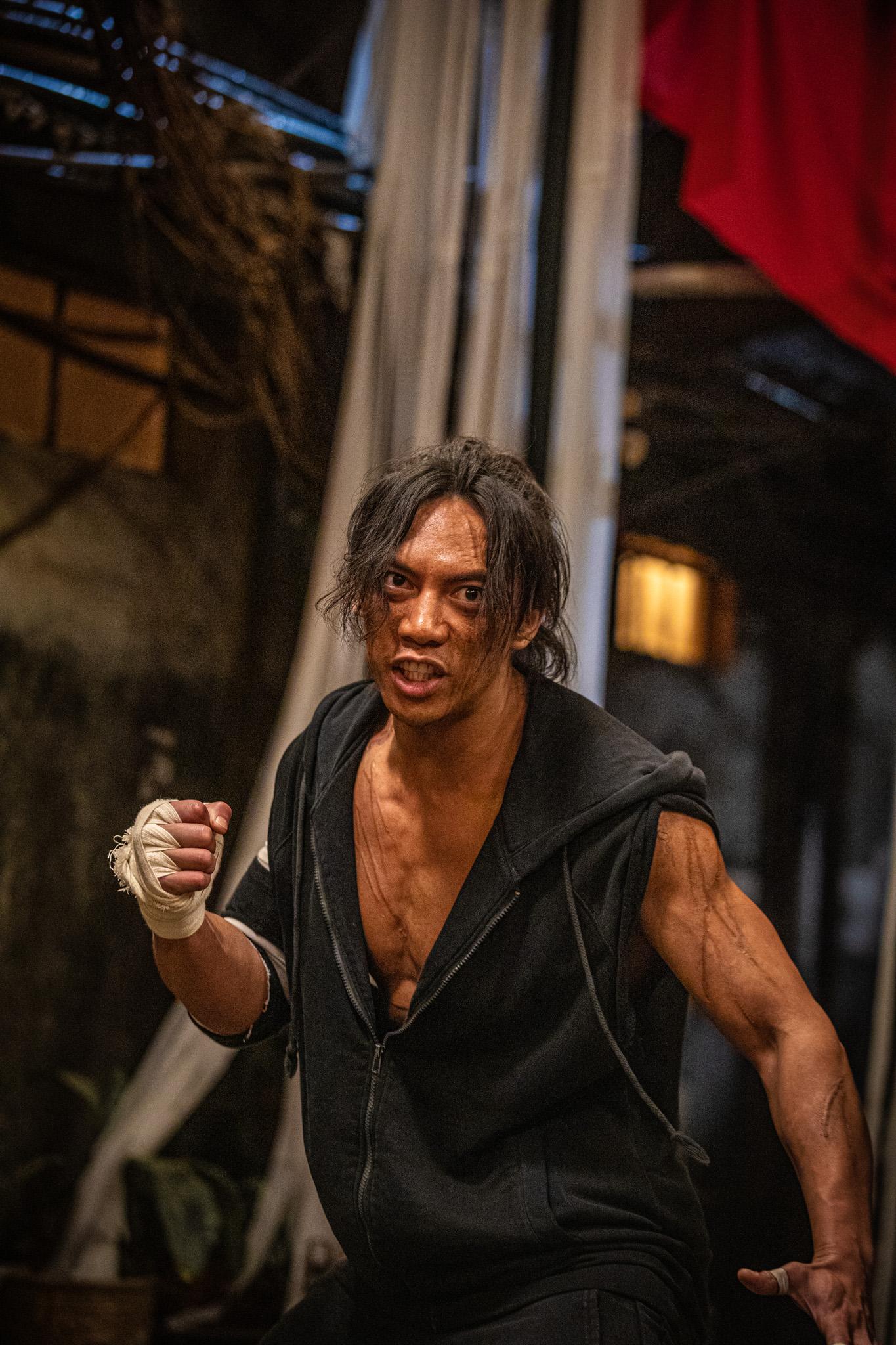 張文傑在《九龍城寨之圍城》演滿身傷痕的四仔,每天花3小時化妝。