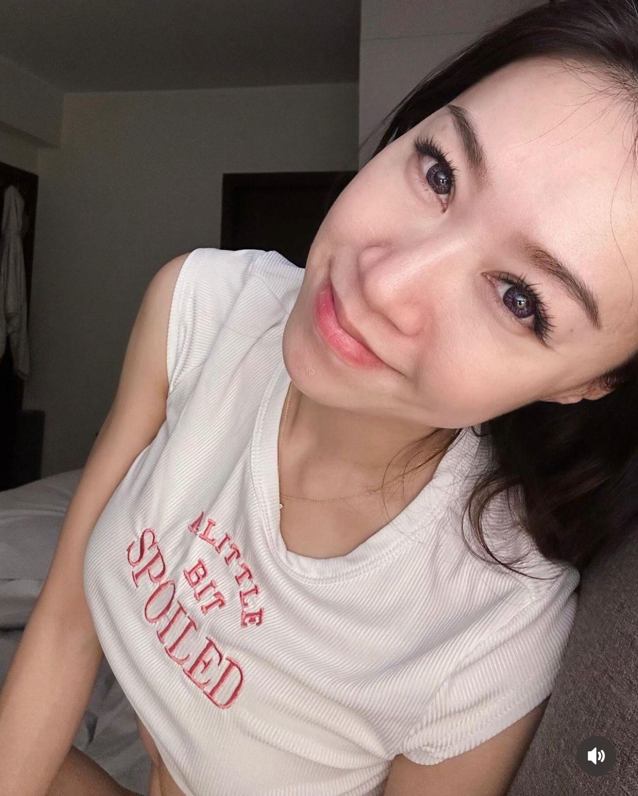 心妙日前分享了床上自拍連環圖。