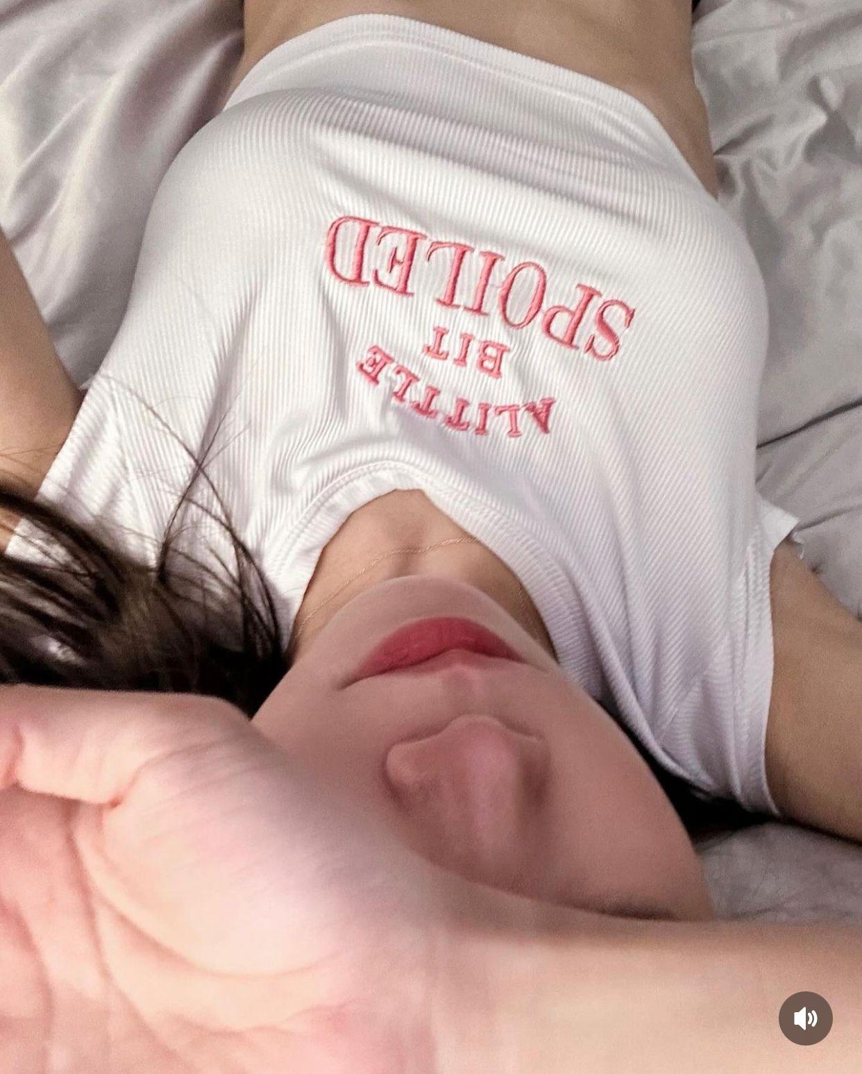 心妙日前分享了床上自拍連環圖。