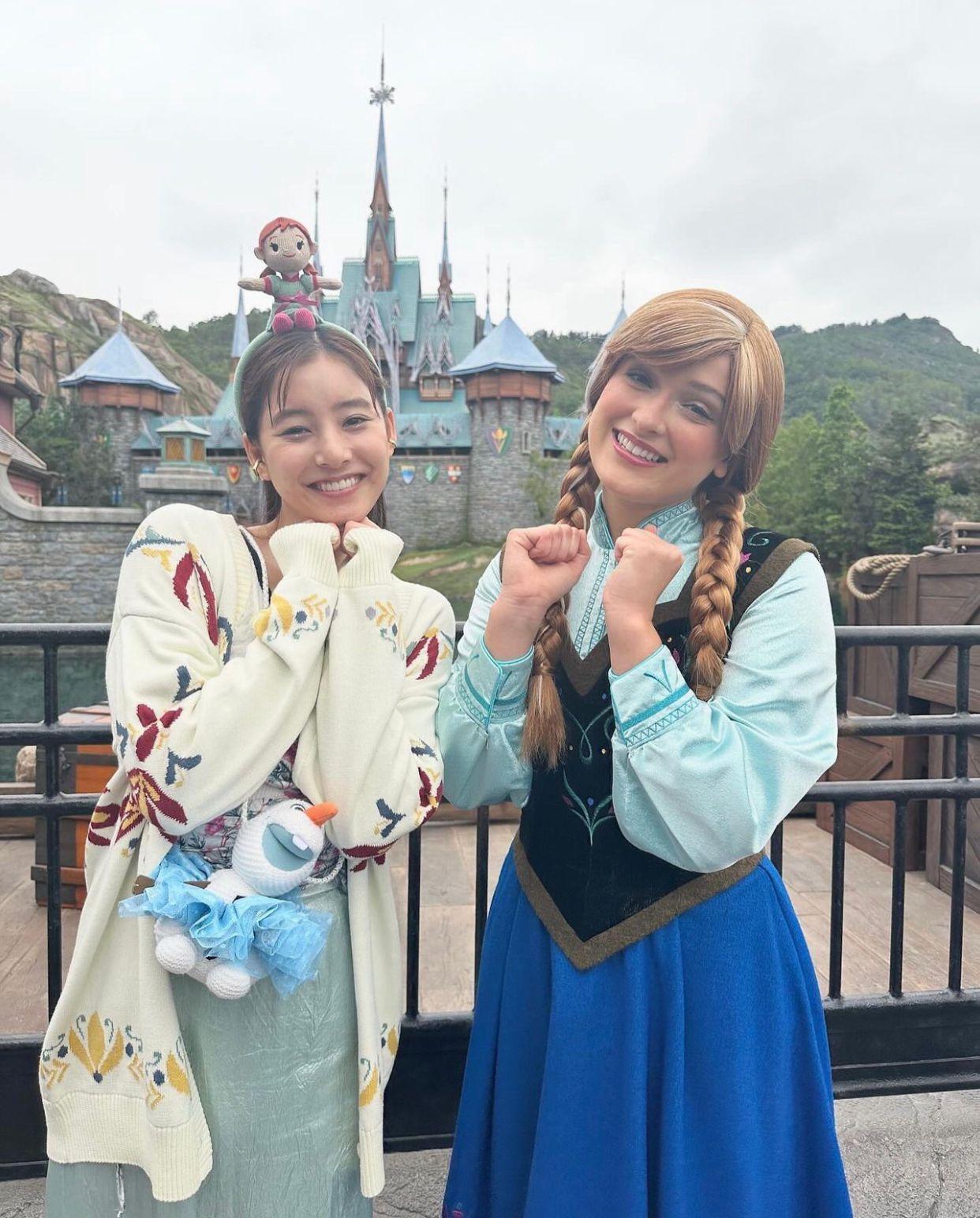 新木優子昨日分享到香港迪士尼樂園多張新相。