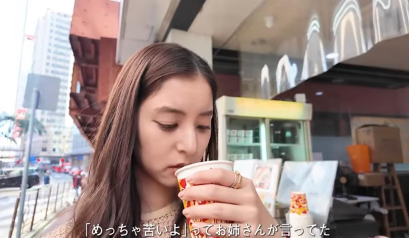 新木優子試飲涼茶。