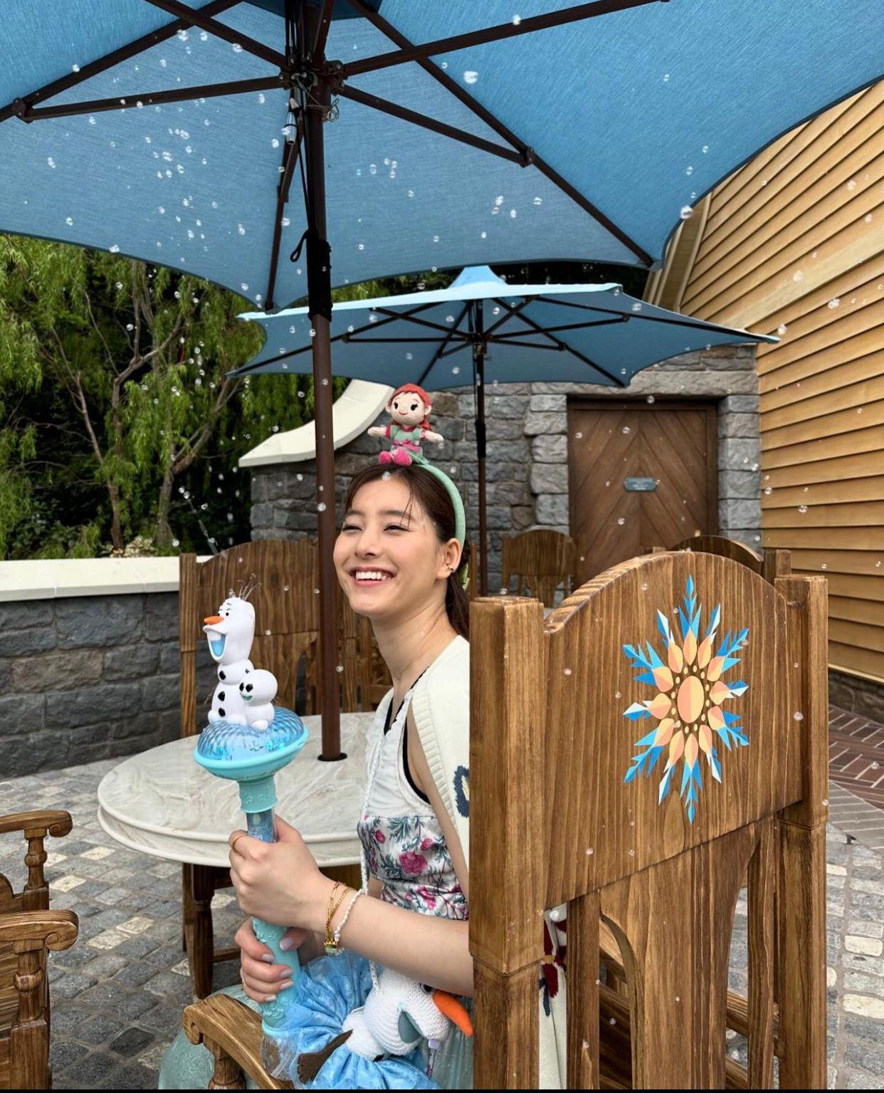 新木優子到「魔雪奇緣世界」玩得不亦樂乎。