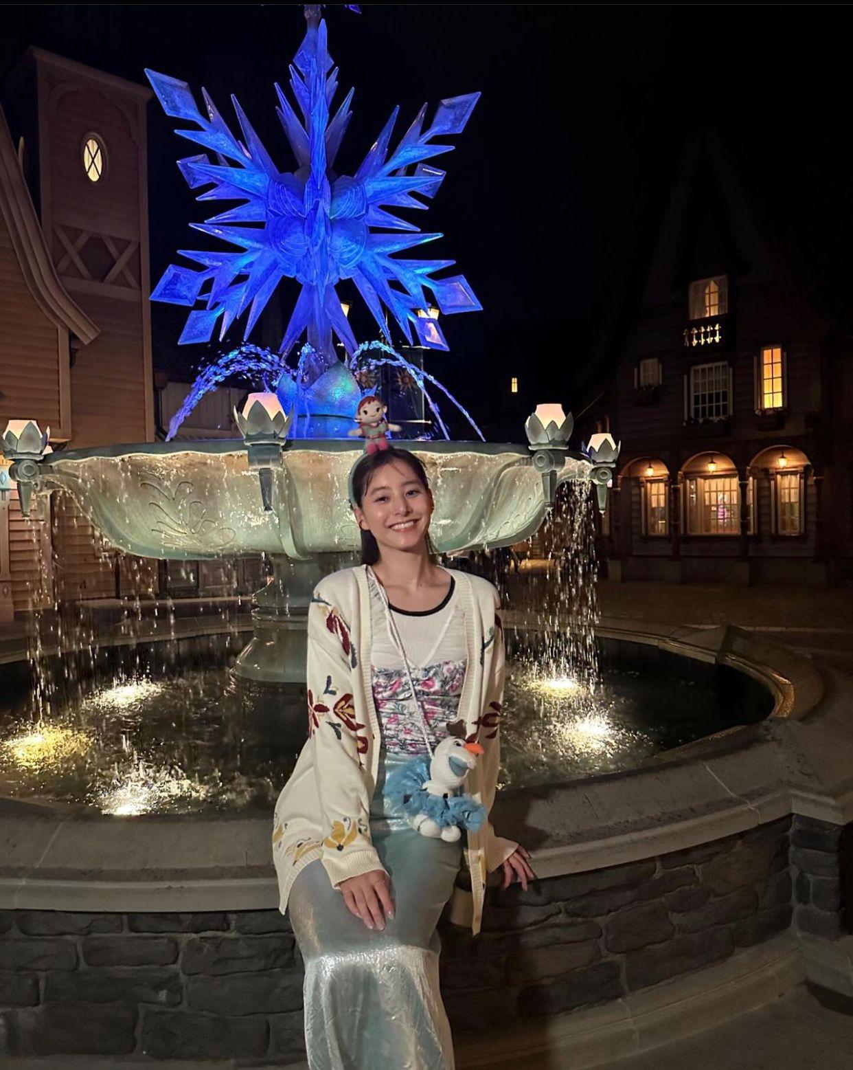 新木優子昨日分享到香港迪士尼樂園多張新相。