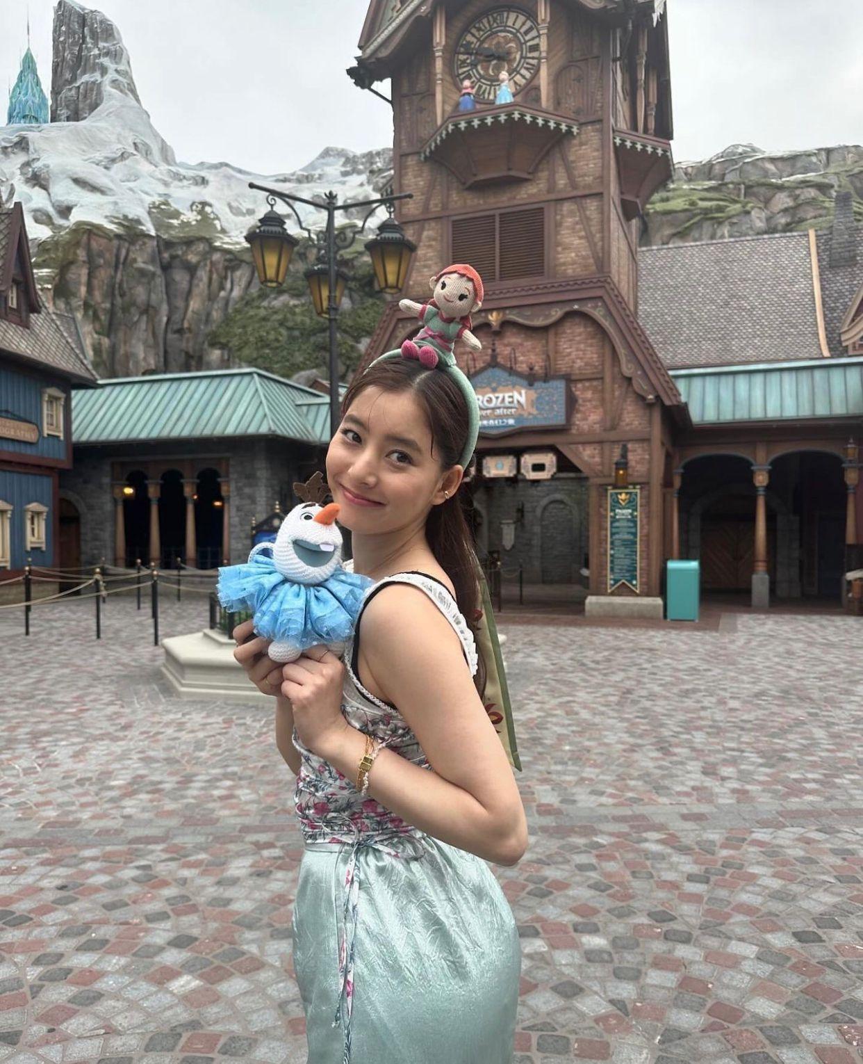 新木優子到「魔雪奇緣世界」玩得不亦樂乎。