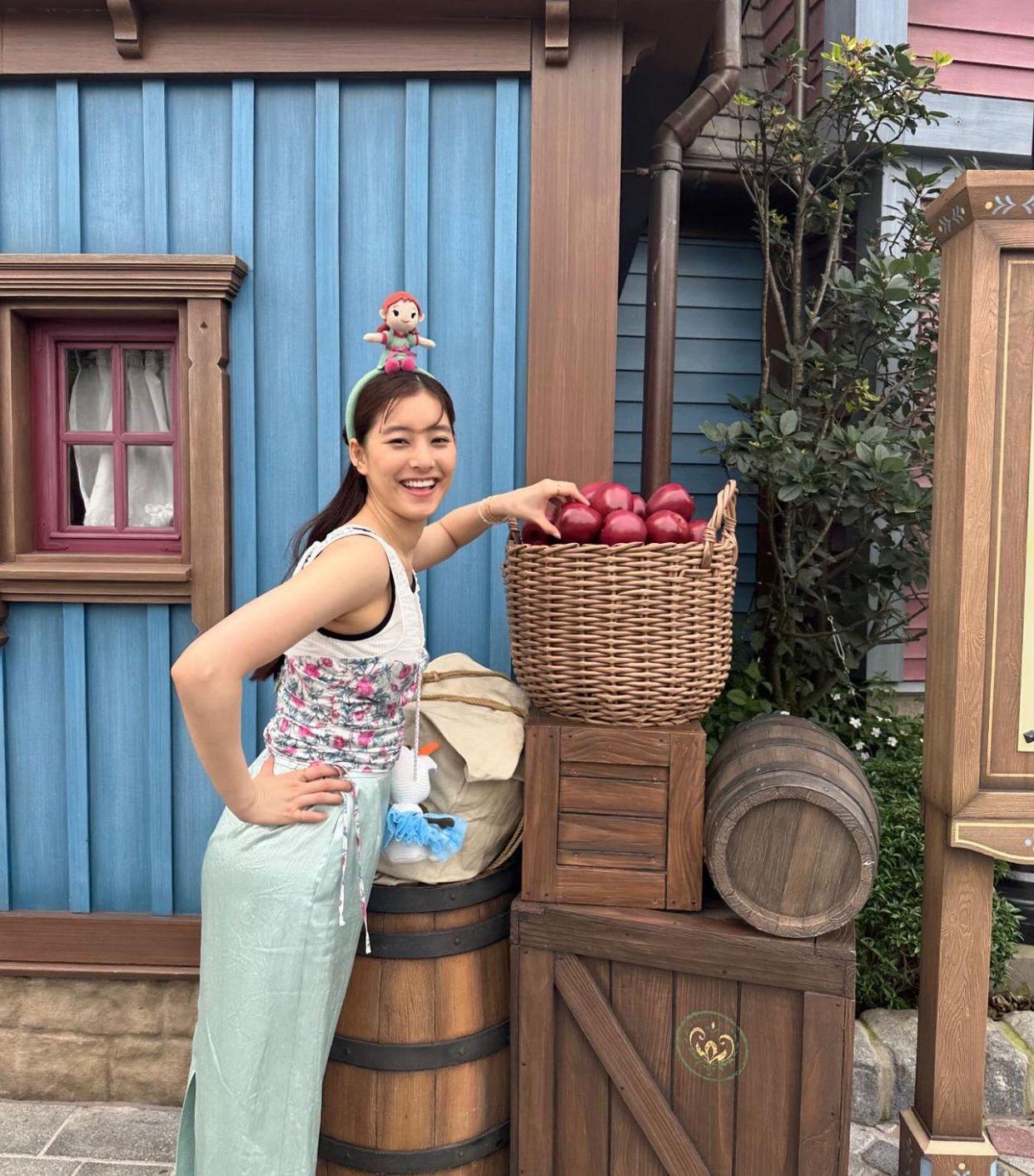 新木優子到「魔雪奇緣世界」玩得不亦樂乎。