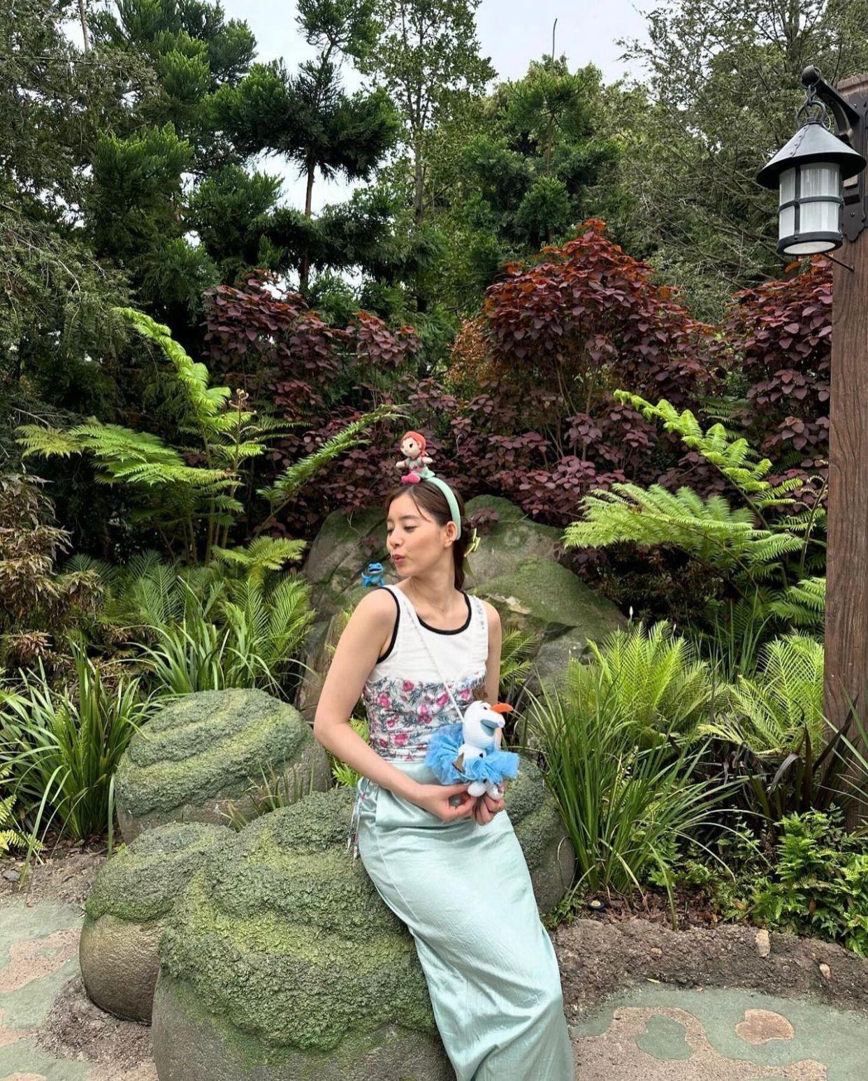 新木優子昨日分享到香港迪士尼樂園多張新相。