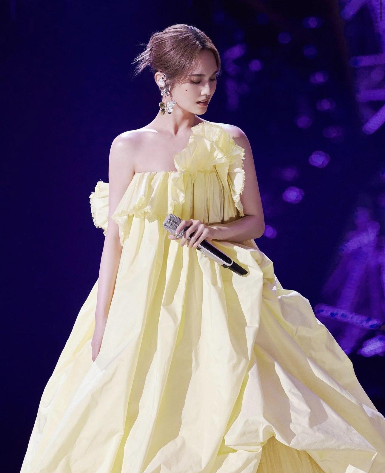 節目主打現場直播、不修音。