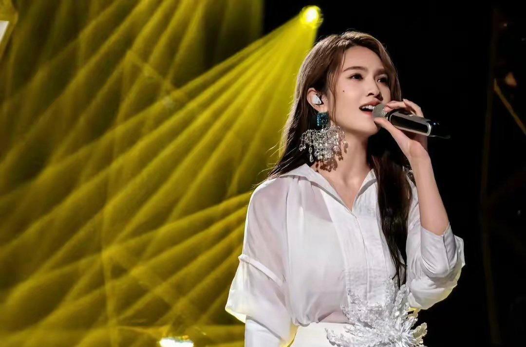 楊丞琳出場兩集已被淘汰。