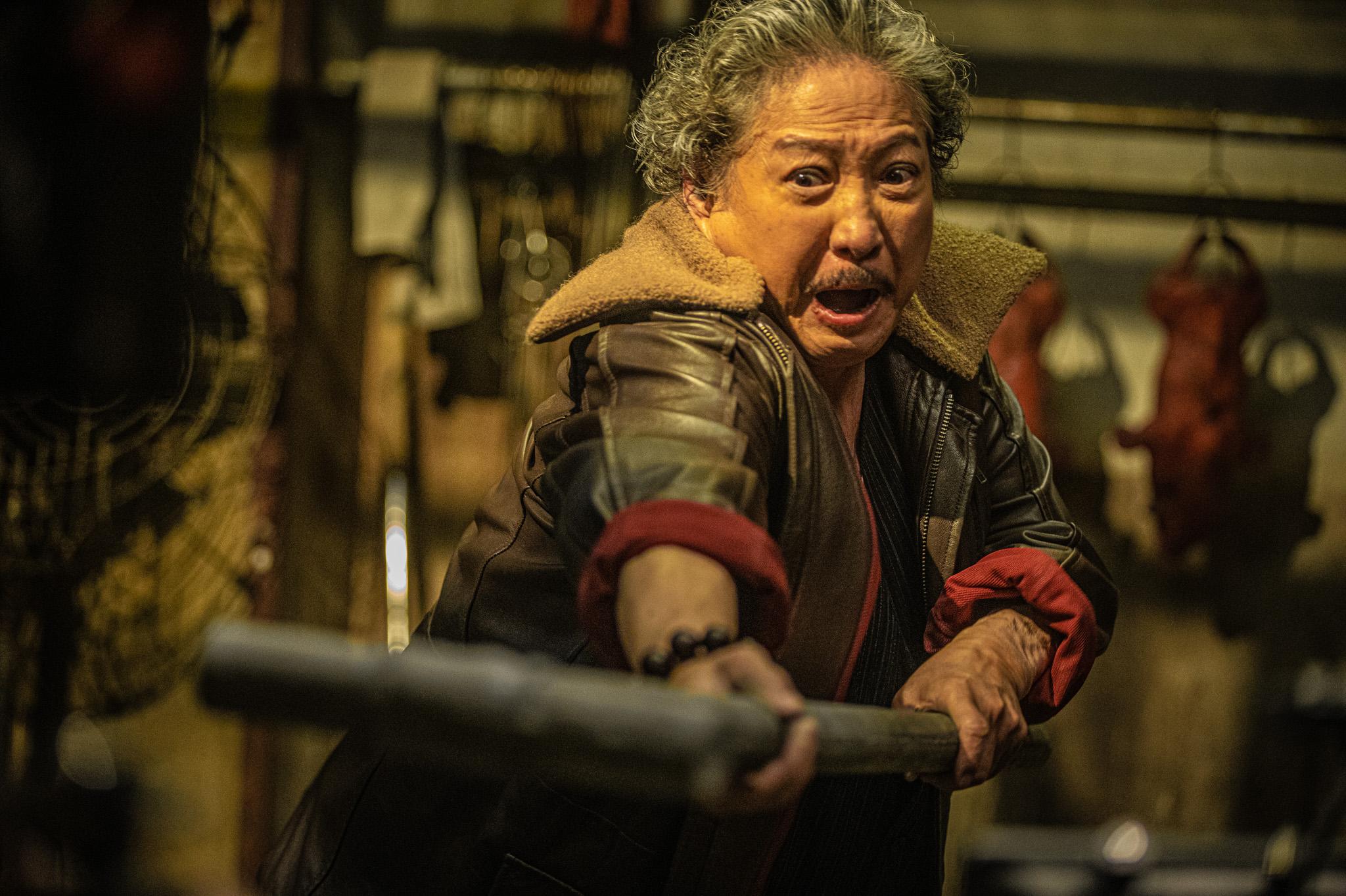 伍允龍在《九龍城寨之圍城》演洪金寶手下,兩人已五度合作。