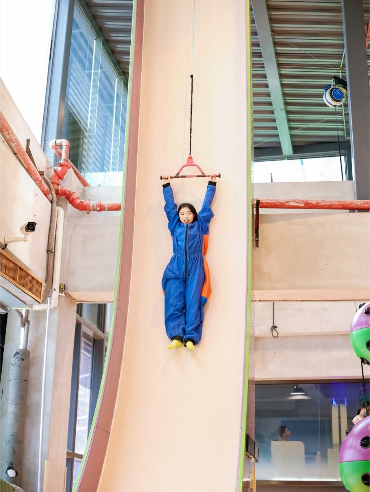 XONE的人氣設施之一,就是這個垂直滑梯,由高處滑下來會是怎樣的體驗?(圖片來源:XONE室內潮玩運動團建)