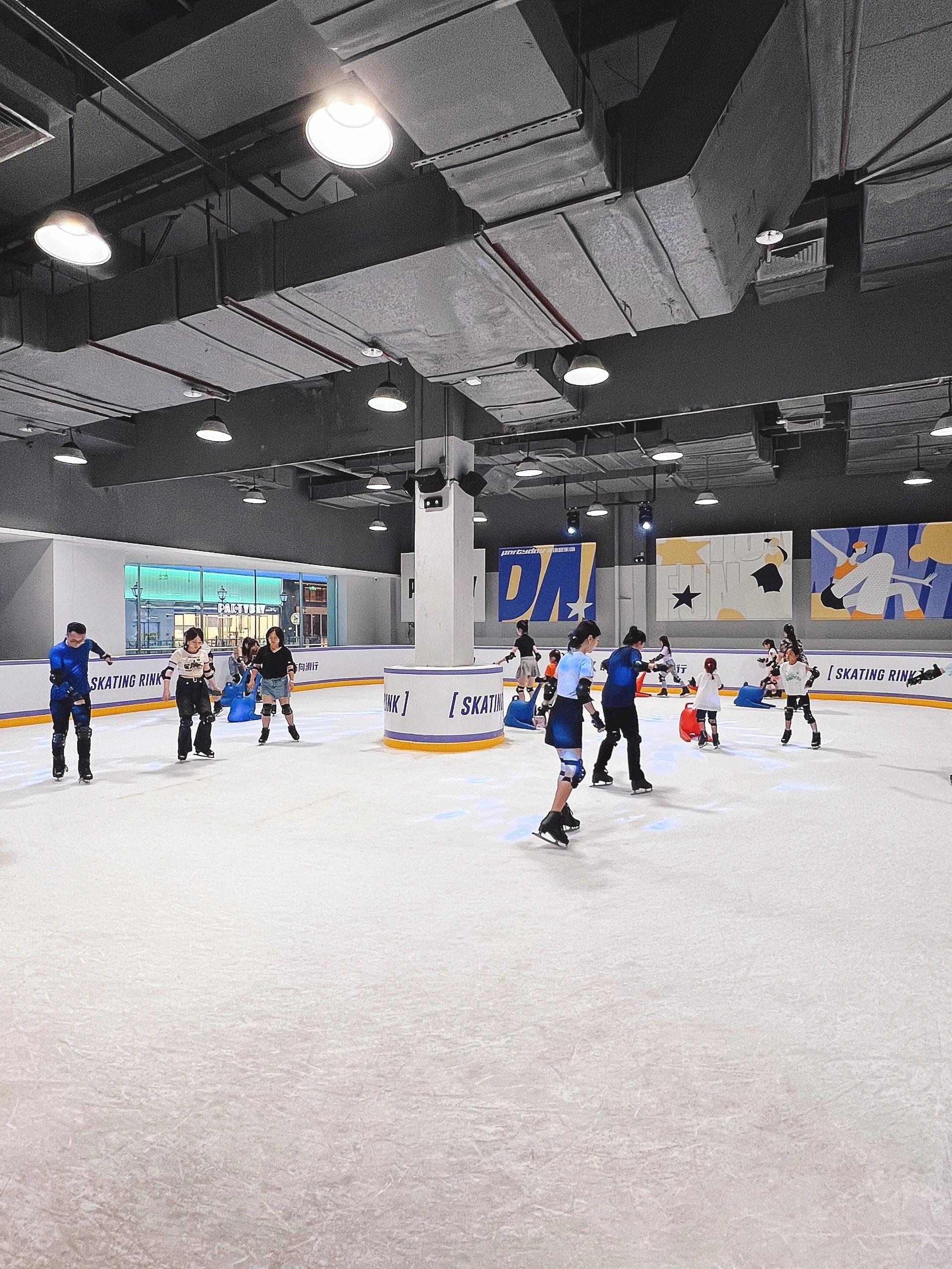 場內的有一個面積十分大的真雪溜冰場,有輔助工具助玩,不懂溜冰的也能享受當中。(圖片來源:Kayan吃貨日常@小紅書)