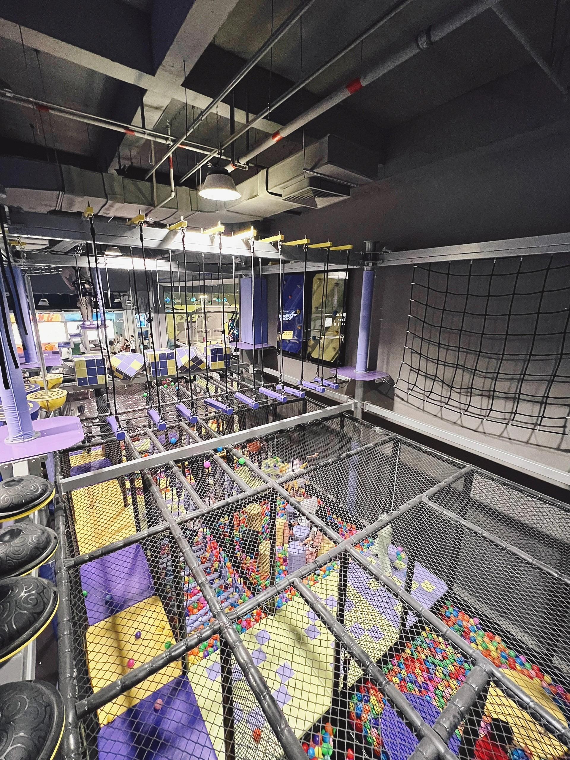 遊樂場內的特色之一,就是有不少需要高空或懸吊半空的遊戲項目,挑戰自信。(圖片來源:Kayan吃貨日常@小紅書)