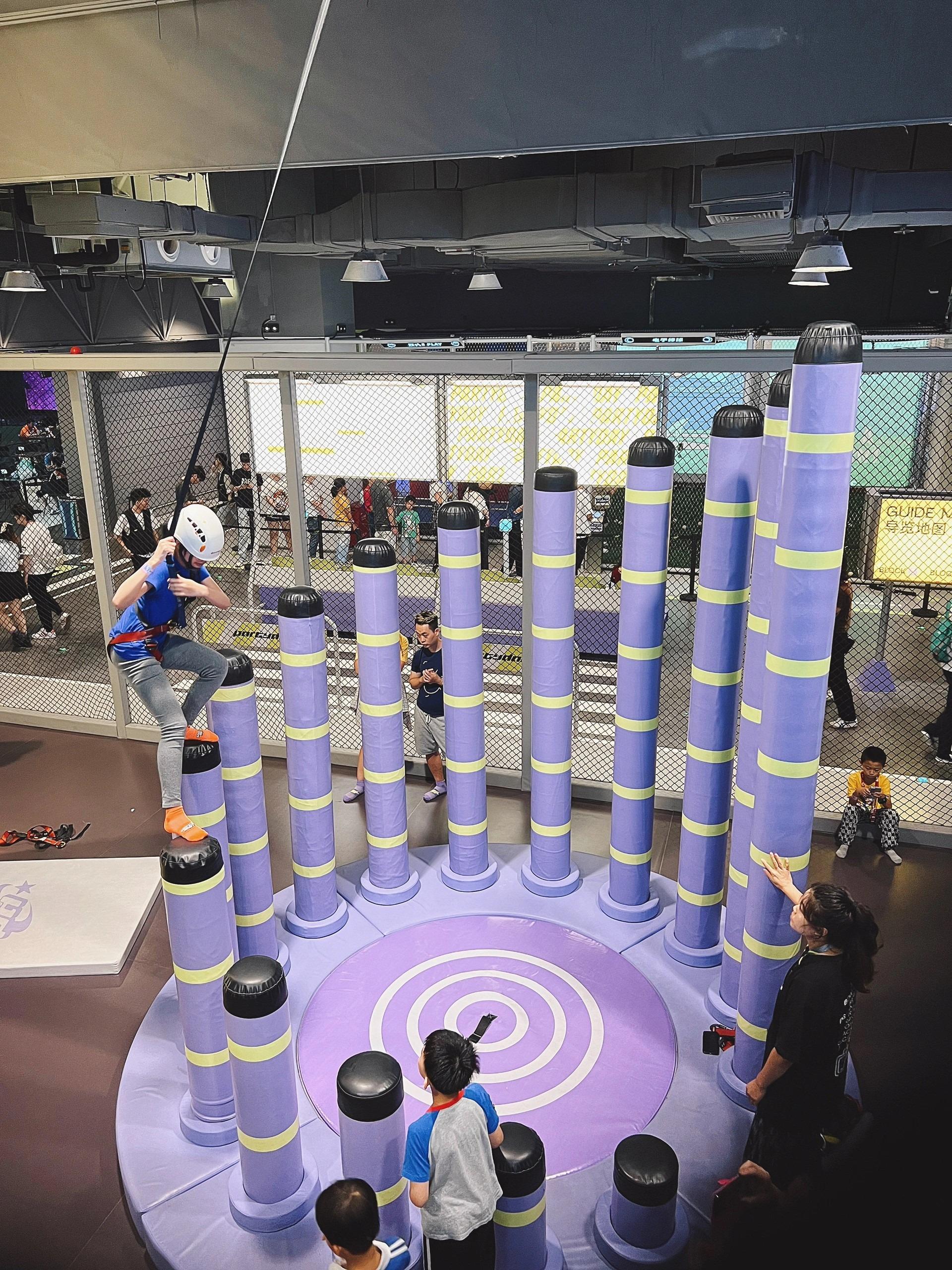 懸吊在半空的玩家,需要在跨過障礙走到最高處,是遊場場內的人氣項目之一。(圖片來源:Kayan吃貨日常@小紅書)