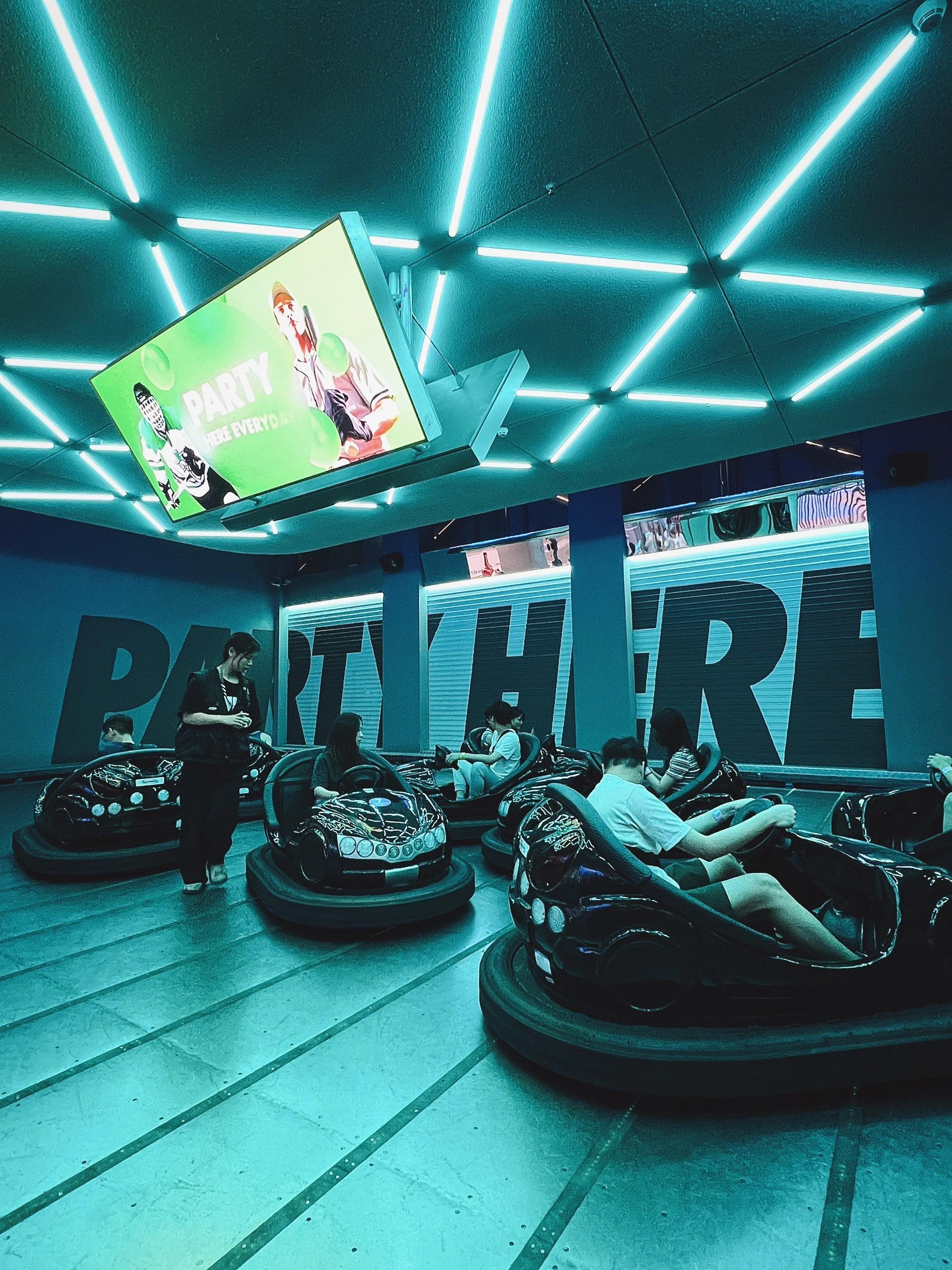 Party day是深圳首間設計理念融合了現代風格和Cyberpunk時尚元素的遊樂場,有沒有夢幻與科幻的感覺?(圖片來源:Kayan吃貨日常@小紅書)