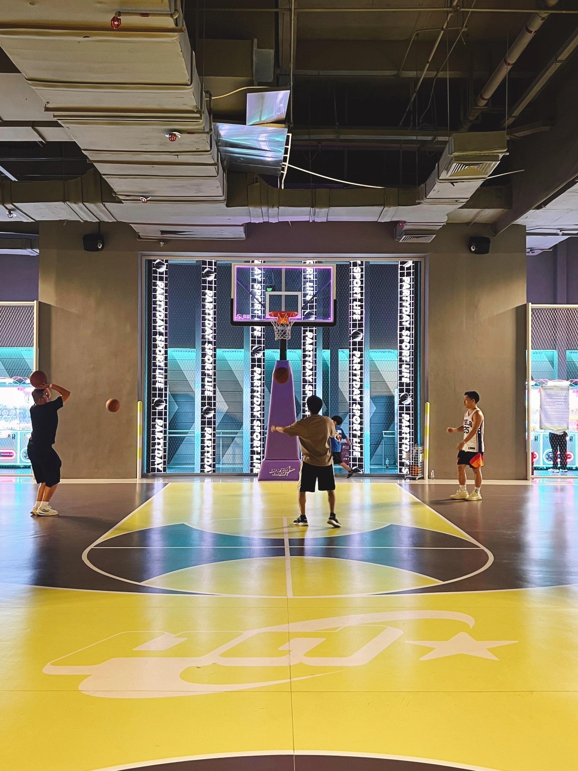 遊戲場內面積大,體能設施應有盡有,在冷氣房中投籃,命中率會不會得以提高?(圖片來源:Kayan吃貨日常@小紅書)