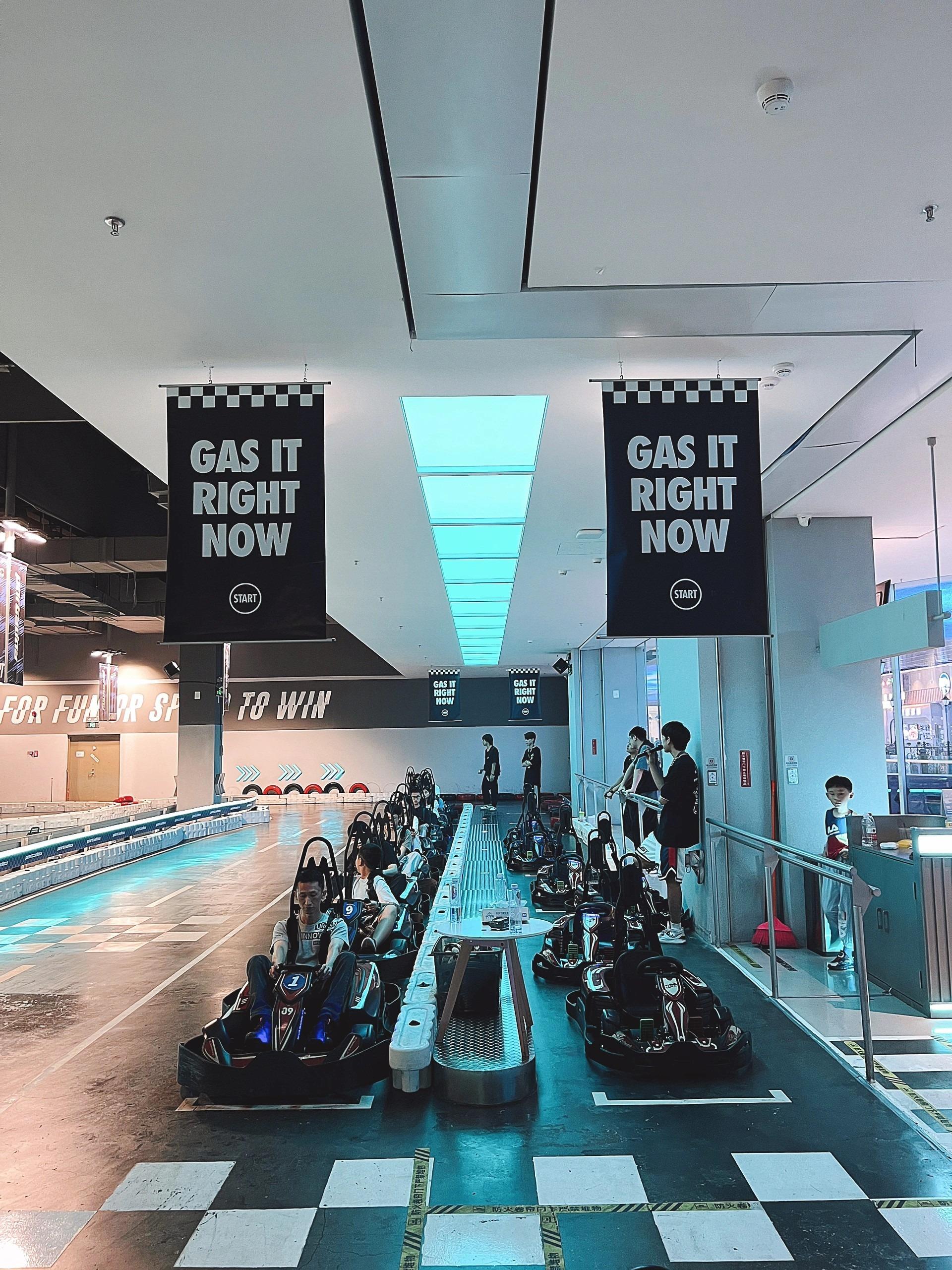 佔地十萬呎的Party day運動超樂園,位處於龍崗區人氣商場萬達廣場,圖為樂園內極受歡迎的設施卡丁車,是必玩的項目。 (圖片來源:Kayan吃貨日常@小紅書)