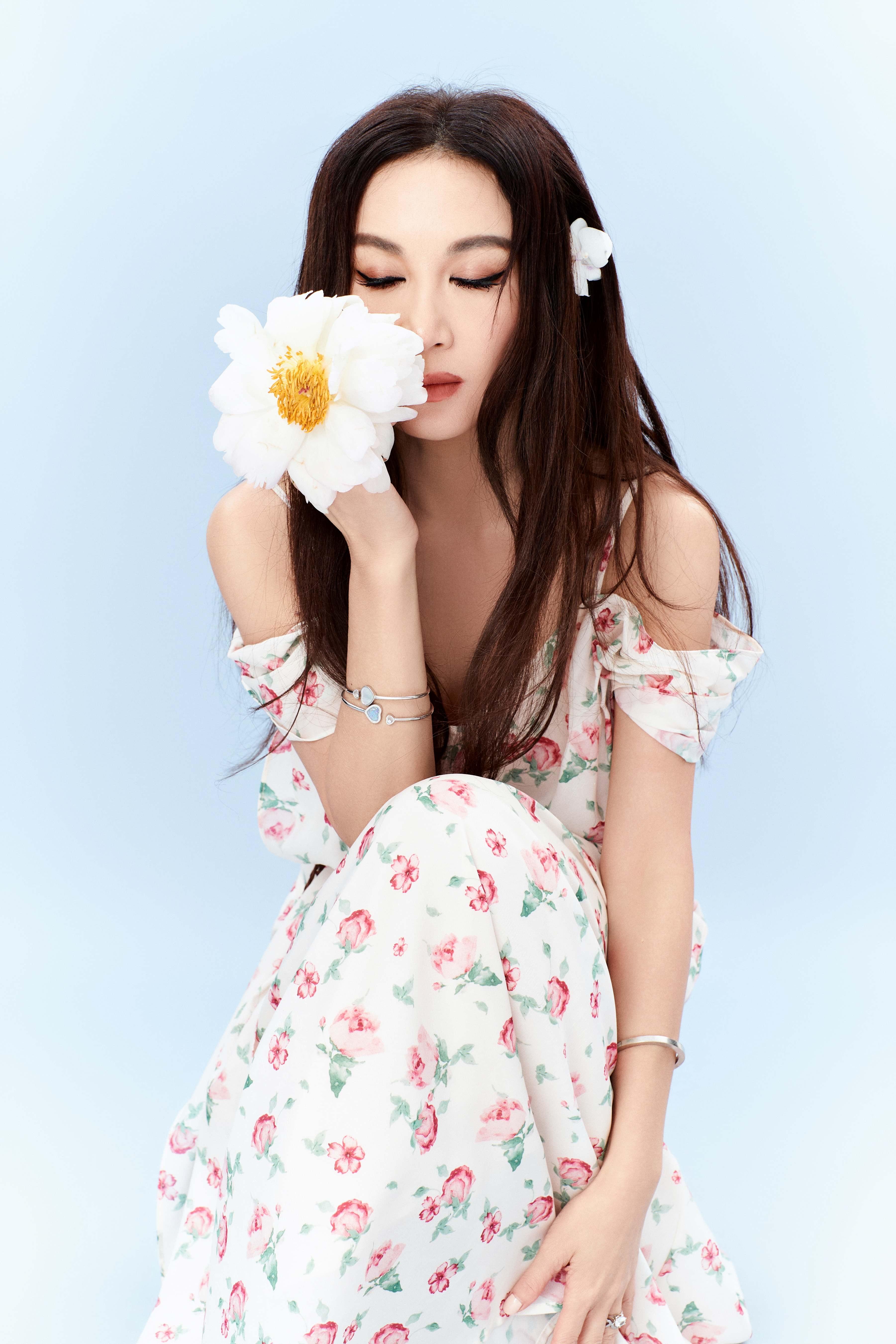 溫碧霞殺入內地開直播帶貨,創下700萬銷售額。