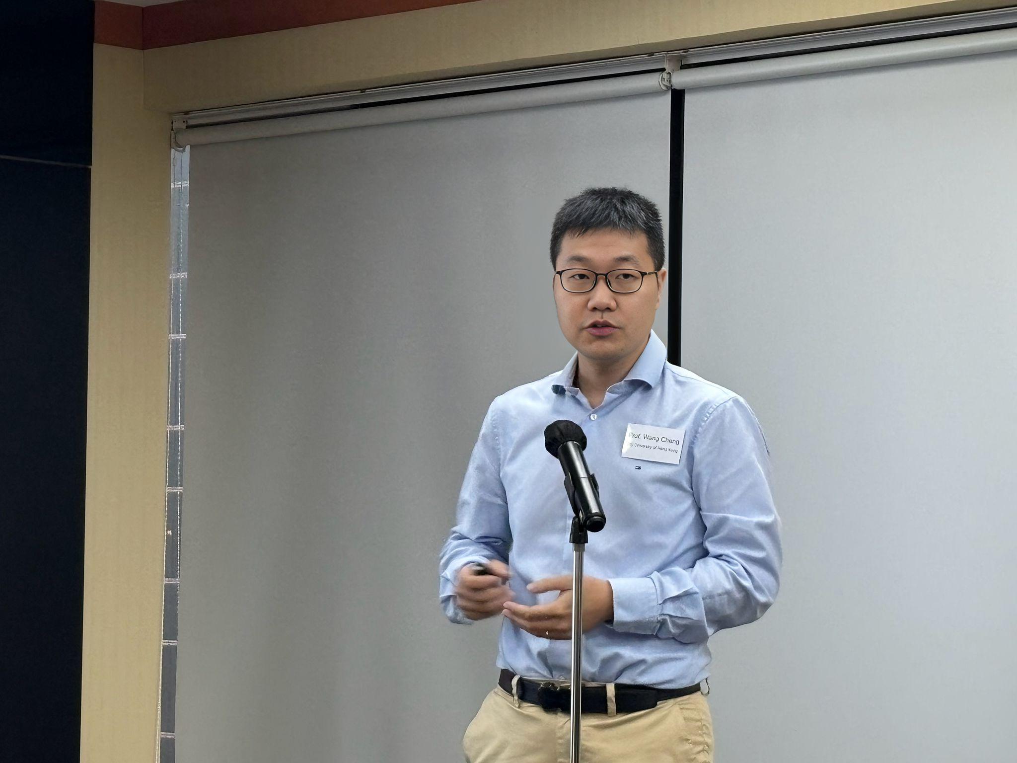 王騁指光子芯片可大量生產。(林嘉瑩攝)