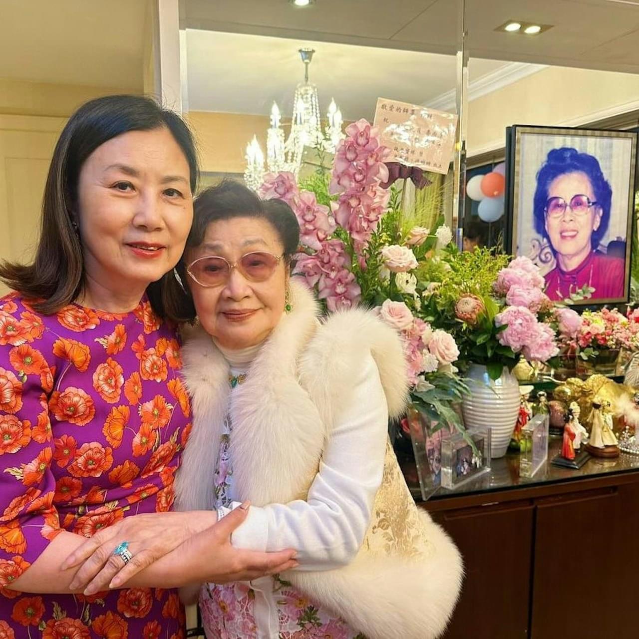 汪明荃攬實仙姐在任劍輝照片前合照。