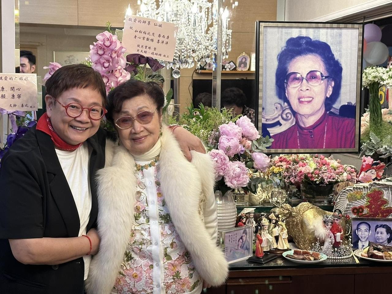 資深傳媒人汪曼玲在社交網亦上載跟仙姐合照。