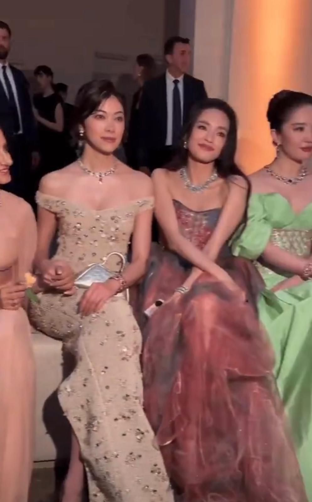 影大合照時,舒淇被旁邊的森星出膊攝位。