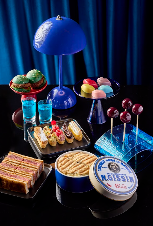 LIPS Cocktails & Theatre 提供豐盛美食,每天供應至午夜。