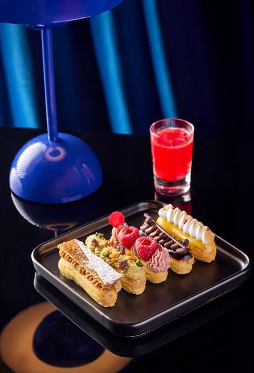 迷你閃電泡芙拼盤(HK$98),包含開心果、檸檬、朱古力、覆盆子及榛子款式。