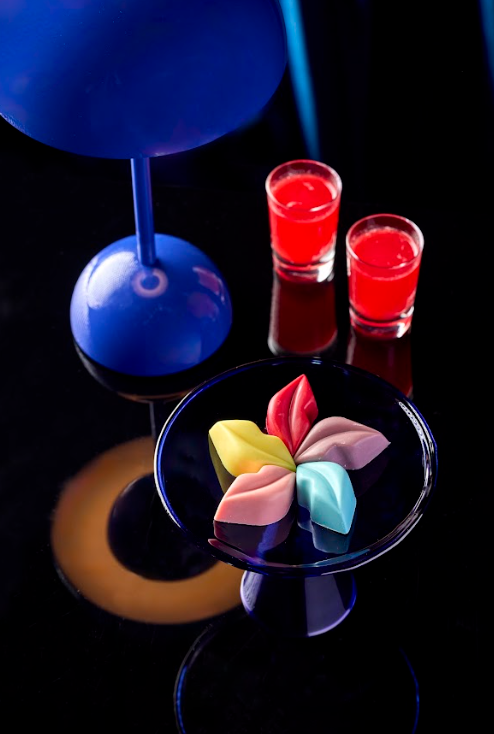 5種唇形朱古力,分別是覆盆子、榛子、香橙甜酒味道、杏仁及黑朱古力(每顆HK$45)