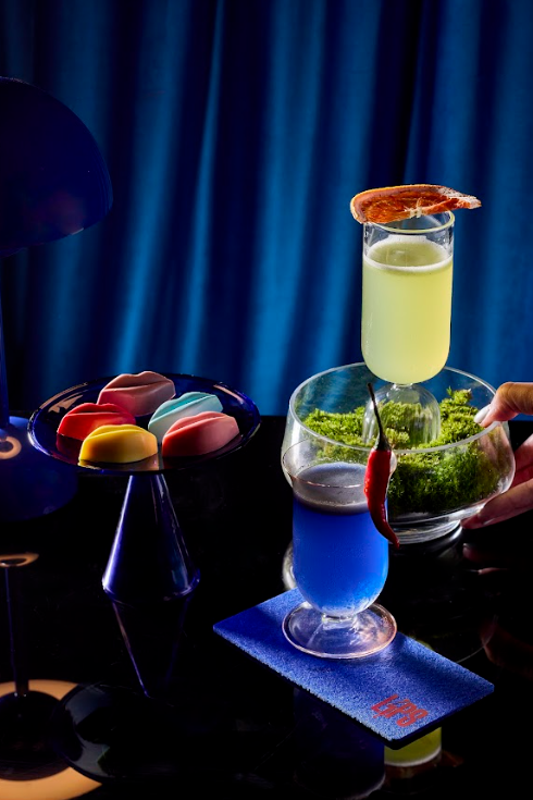 酒吧提供一系列引人注目的特調雞尾酒,由香港著名調酒專家Max Traverse全力調製,準備一系列驚喜以刺激不同感官體驗,為迷人空間增添戲劇感。