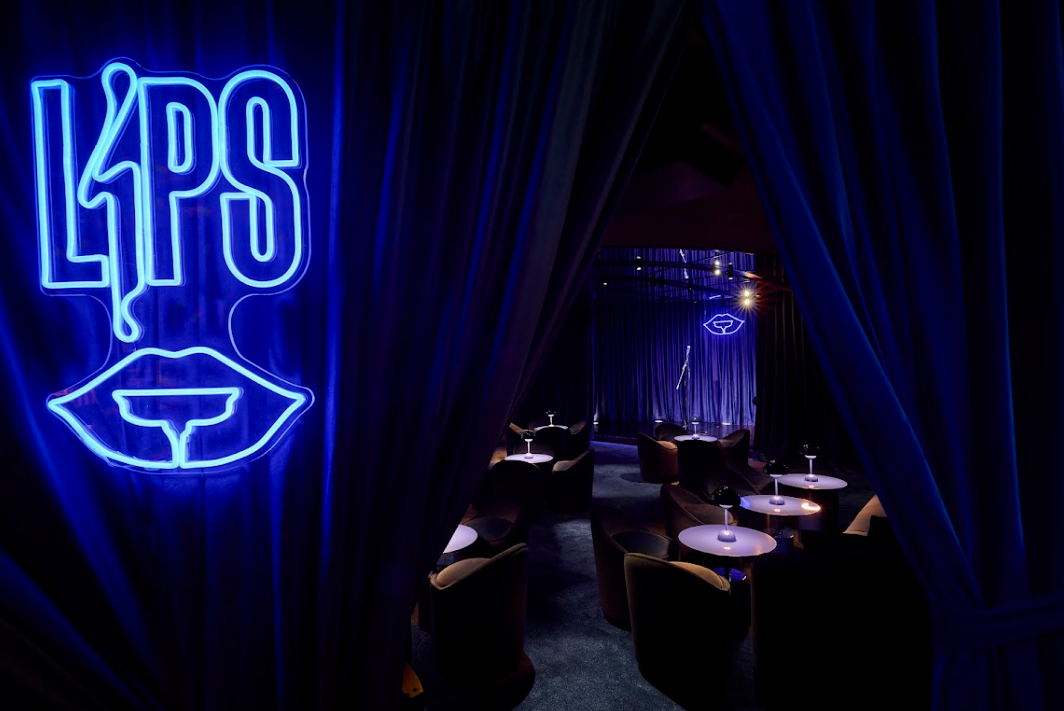 踏進 LIPS Cocktails & Theatre把現代生活的忙碌節奏拋諸腦後,盡情投入沉浸式微醺當中,呷一口特調雞尾酒,享用精緻滋味美食,欣賞令人驚嘆現場表演,歡醉在獨一無二的璀璨時光。