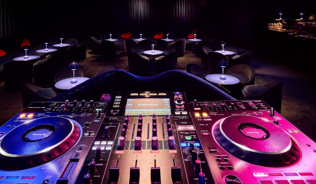 踏進 LIPS Cocktails & Theatre把現代生活的忙碌節奏拋諸腦後,盡情投入沉浸式微醺當中,呷一口特調雞尾酒,享用精緻滋味美食,欣賞令人驚嘆現場表演,歡醉在獨一無二的璀璨時光。