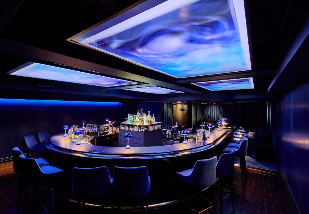 場內最多可容納58 個座位、或是最多80位站立客人,當中吧枱提供最多12位客人安坐。