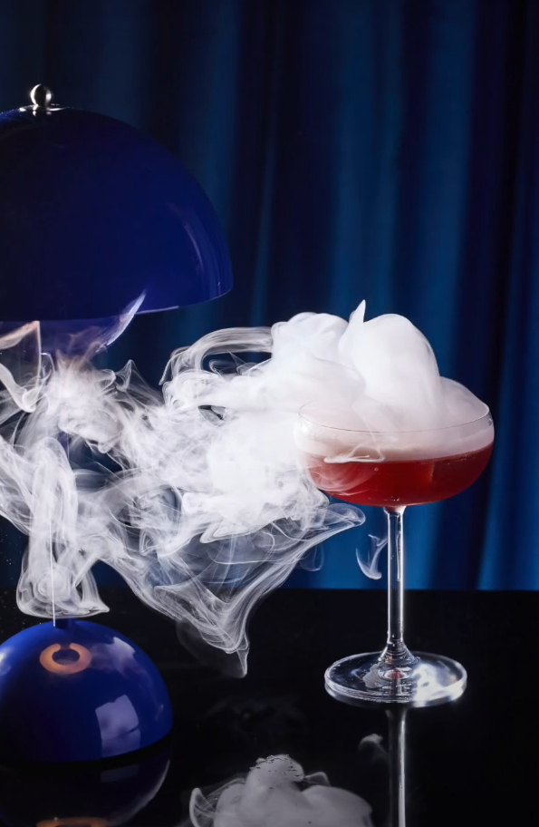 Catch Me If You Can雞尾酒是一款別具心思的有趣作品,由Amaretto杏仁酒、檸檬、Angostura苦酒、蛋白、藍莓及巴西莓漿果混合;煙槍在頂部射出香味氣泡,氣泡優雅地在空氣中漂浮,客人以雞尾酒杯捕捉氣泡,將香氣及玩樂元素滲入,呈獻讓人愛不釋手的難忘片段。