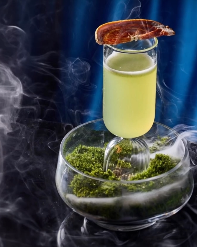 Morning Mist雞尾酒是對大自然致敬,體現生機勃勃的花園作為精髓,捕捉被潔淨露水包圍的寧靜時刻;混合Hendricks氈酒、Cointreau香橙利口酒、青瓜、新鮮羅勒、甘蔗及檸檬,最後加入清爽苦檸檬蘇打;以脫水西柚乾作為花園裝飾,再者添加煙霧散果聯想晨霧在溫暖旭日中優雅地消散,置身親近自然感受寧靜之地。