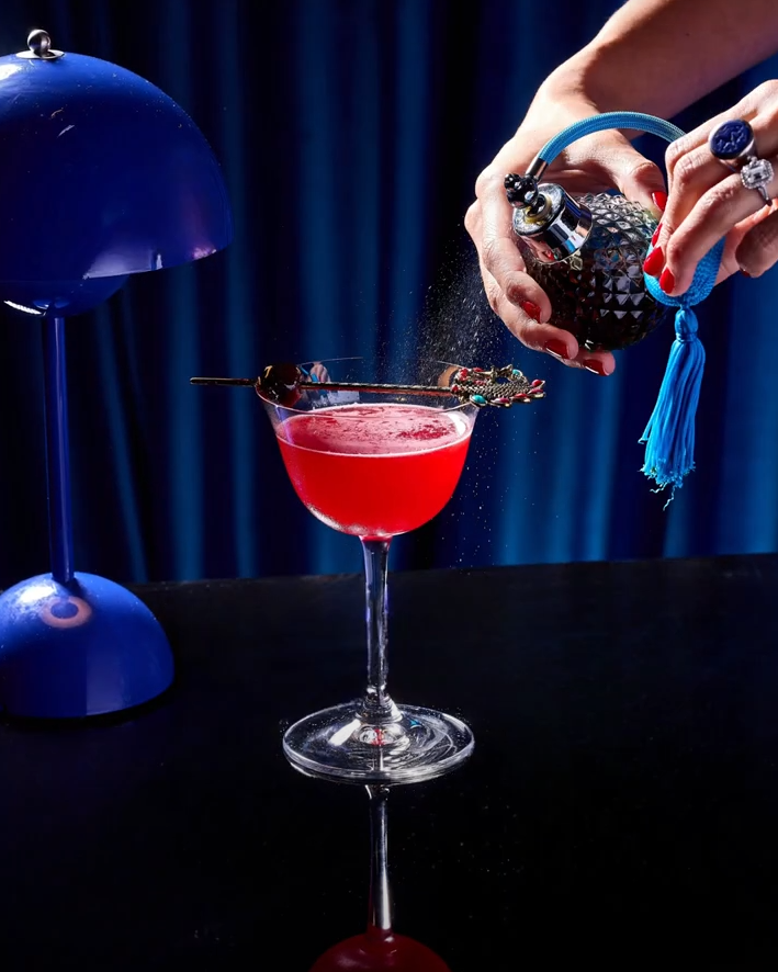 Wet Lips雞尾酒巧妙把辛辣的四川花椒糖漿與醇厚綿柔的明江四川白酒融為一體,捕捉中國風味精髓,輔以冧酒為基酒Velvet Falernum利口酒、新鮮西柚汁、菠蘿汁、柚子及小荳蔻,層次豐富為感官帶來前所未有的細味體驗;配搭優雅香水瓶噴出迷人清爽的檸檬味噴霧,瞬間讓嗅覺倍感清新舒適。