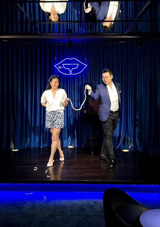 一系列精彩節目每晚緊接上演,包括棟篤笑、魔術表演、現場樂隊、歌手及DJ表演等。