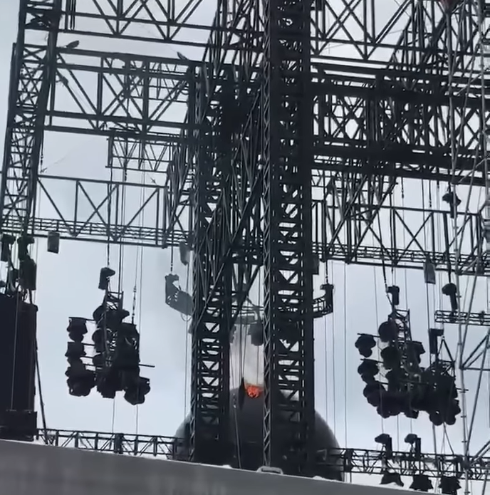 五月天的舞台大波波起火。(網上圖片)