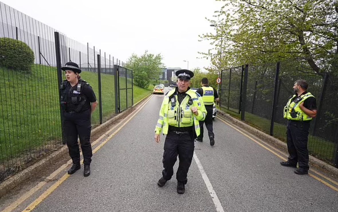 警方封鎖校園。(互聯網)